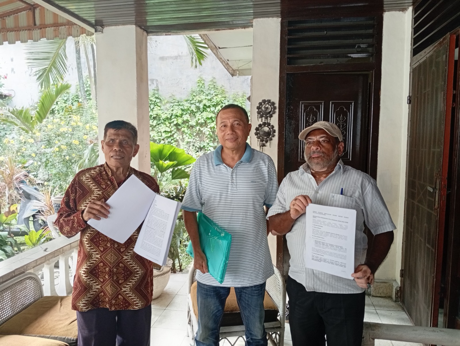 KETERANGAN: Perwakilan Klub Anggota PSMS, Sunarto Fajar (kiri), Sari Azar Tanjung (tengah), dan Rawi Kumar usai menyampaikan keterangan soal putusan gugatan mereka di Kota Medan, Kamis (10/7/2025).