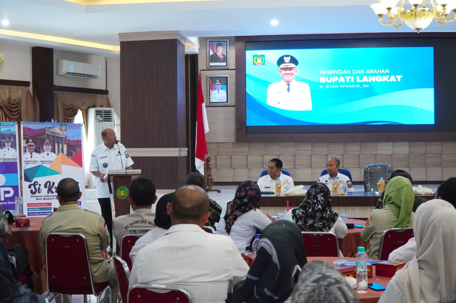 SAMBUTAN: Bupati Langkat, Syah Afandin saat memberi sambutan dalam peluncuran 3 inovasi sistem digital.