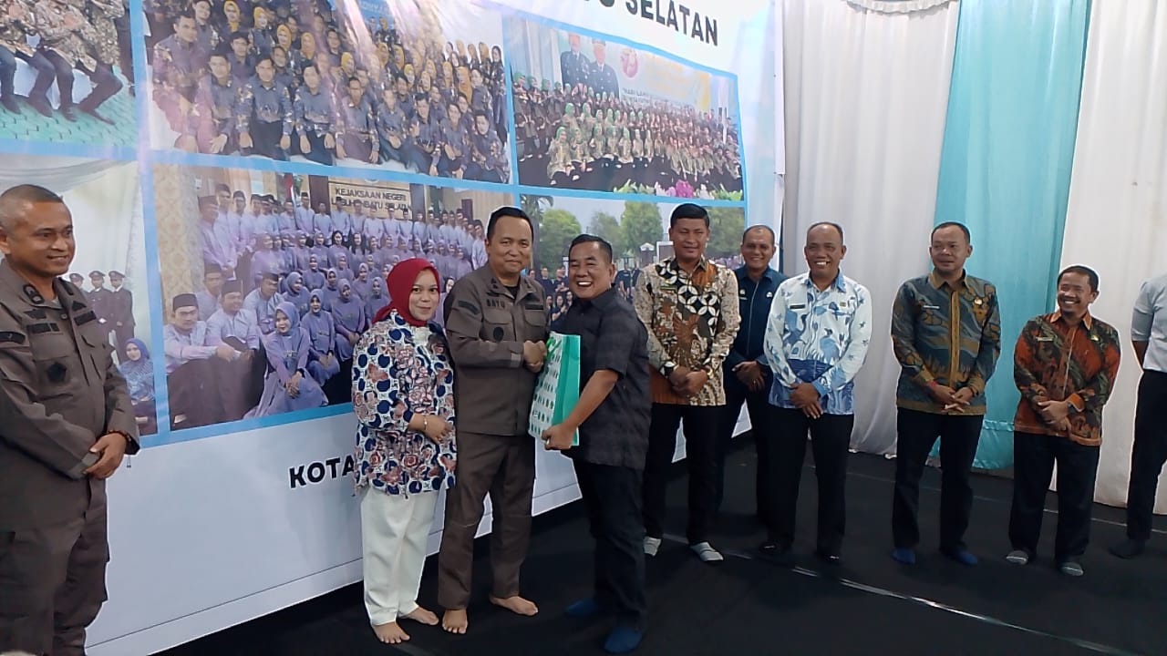 Kajari Labusel Dr Bayu Setyo Pratomo. S.H. MH foto bersama jajaran Pemkab Labusel.