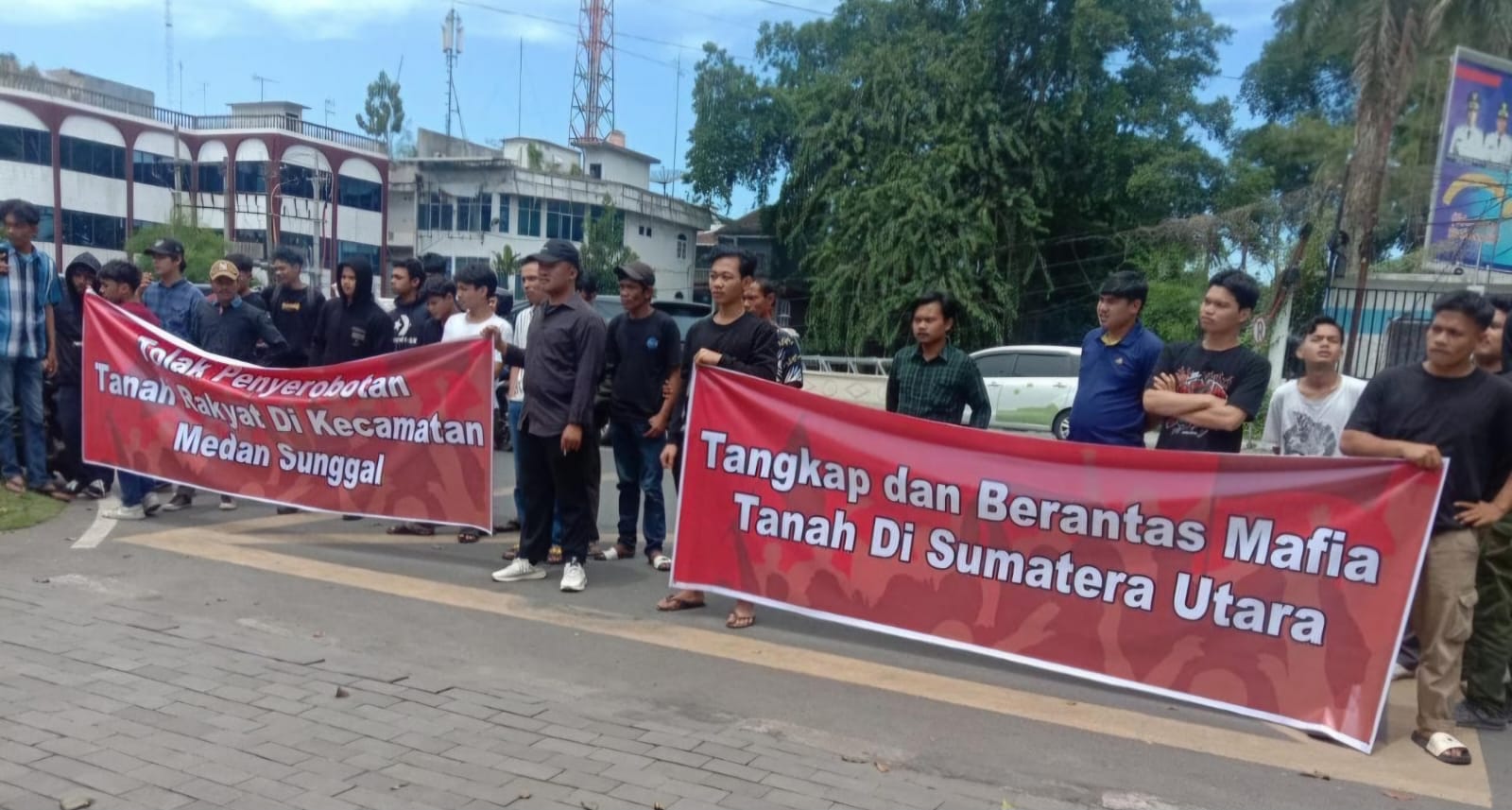 UNRAS: Aliansi Gerakan Rakyat untuk Reforma Agraria  berunjukrasa di Pemko Medan.
