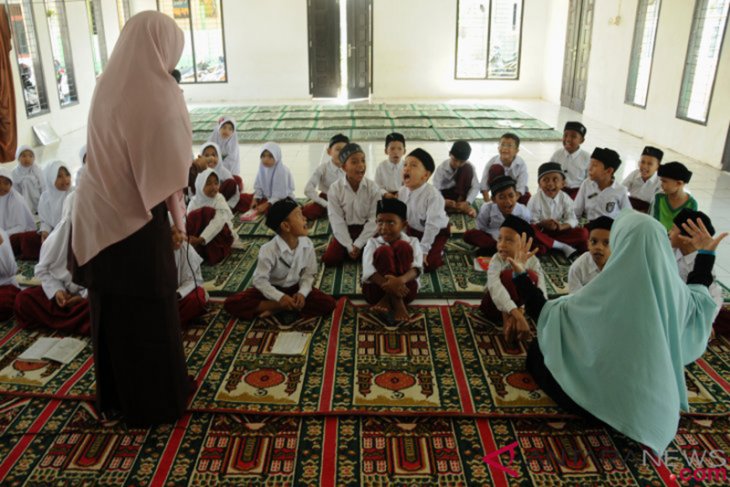 Guru PAI saat mengajar.