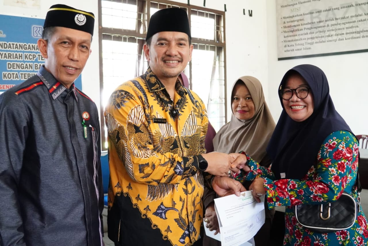APRESIASI: Wali Kota Tebingtinggi Iman Irdian Saragih apresiasi  Baznas Kota Tebingtinggi saat memberikan bantuan kepada mahasiswa dan pelaku UMKM.