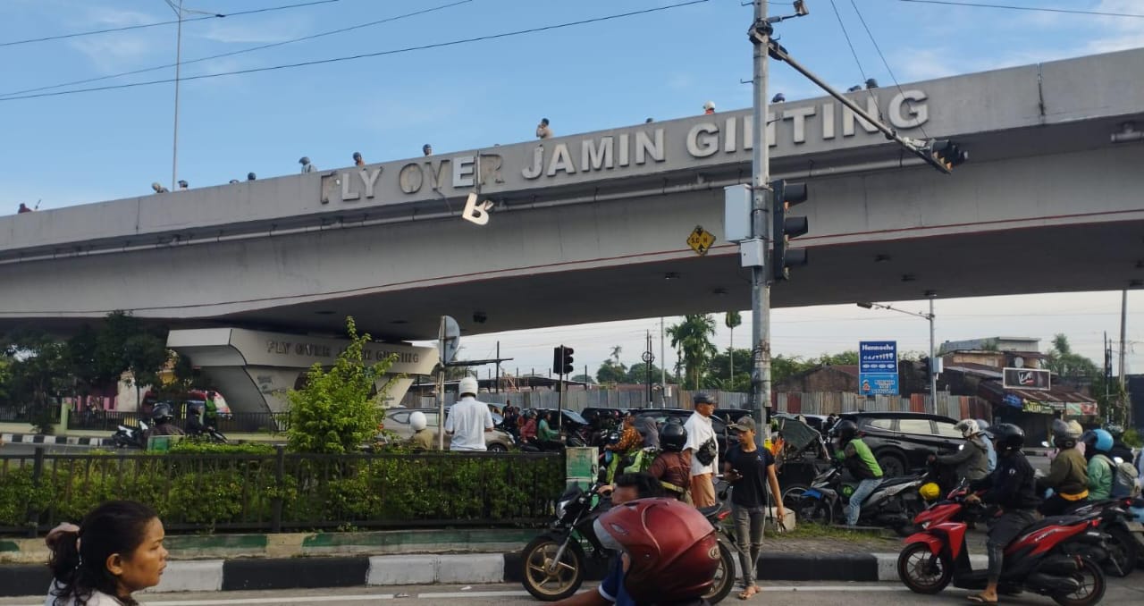 Suasana di fly over Simpang Pos lokasi kejadian diduga bunuh diri, Jumat (12/7).