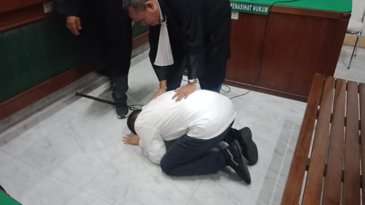 SUJUD: Mantan Kepala BKD Langkat, Eka Syahputra Depari sujud syukur usai divonis bebas lantaran tidak terbukti menerima suap seleksi PPPK, Jumat (11/7/2025) malam.