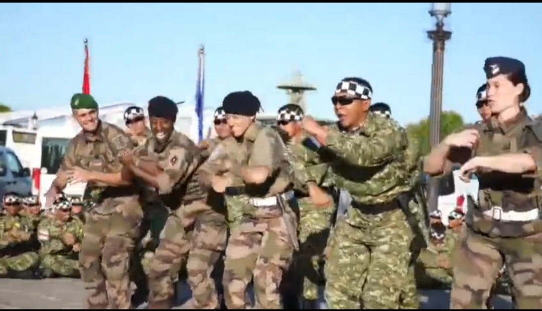 PACU JALUR: TNI dan Tentara Perancis saat menari Pacu Jalur dalam perayaan Brastille Day.(Dok: istimewa)
