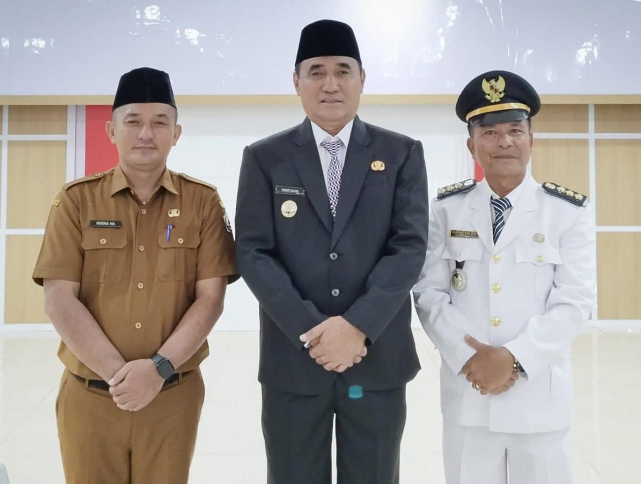 BERSAMA: Wakil Bupati Nias Selatan, Ir. Yusuf Nache (tengah) bersama pejabat yang dilantik, Jumat (11/7/2025). (Dok: istimewa)