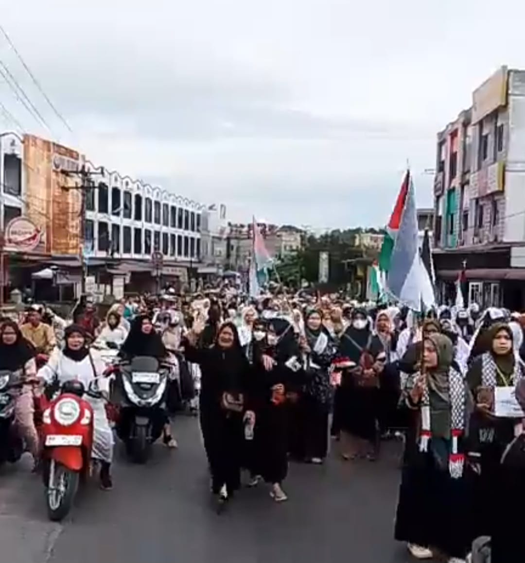 PALESTINA: Ribuan masyarakat Labusel turun ke jalan untuk meminta Israel hentikan genosida. (Dok: istimewa)