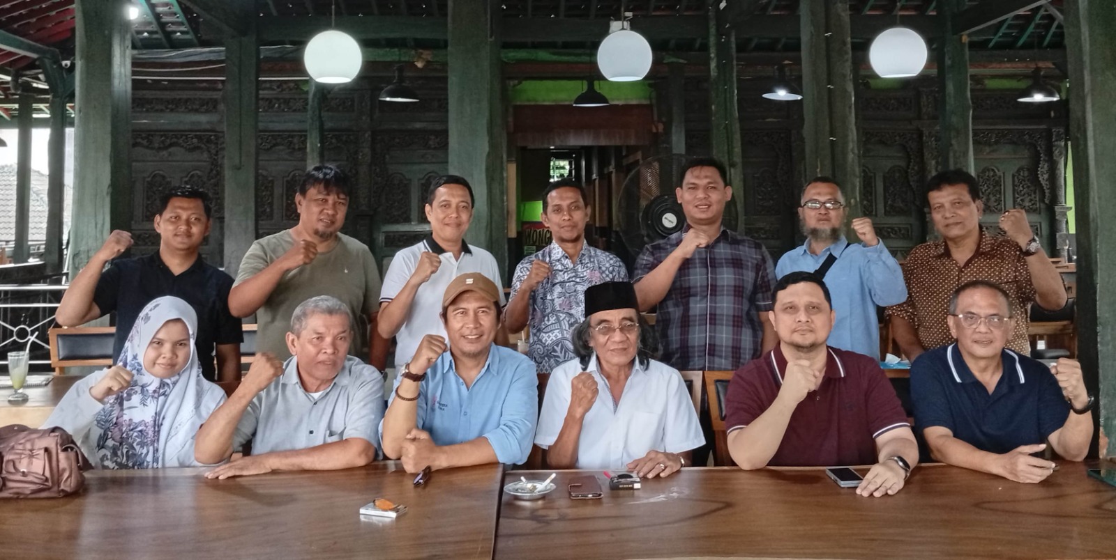 Ketua Pengprov GABSI Sumut Novan Efendy Siregar (duduk 2 dari kanan) bersama pengurus lainnya usai silaturahmi di RM Wong Solo, Jalan Gajah Mada, Medan, Sabtu (12/7/2025). (Dok GABSI Sumut)