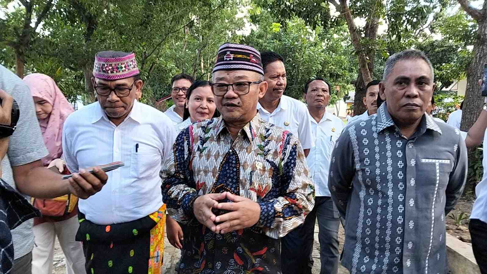 Mendikdasmen,  Abdul Mu&rsquo;ti (tengah) saat kunjugan kerja ke SMP 1 Komodo, Labuan Bajo, Rabu (12/3).