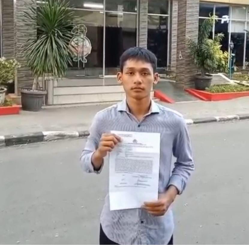Anjas Afif Azizan selaku anak Hendo Nurahman, usai memberikan keterangan kepada wartawan, Jumat (11/7).