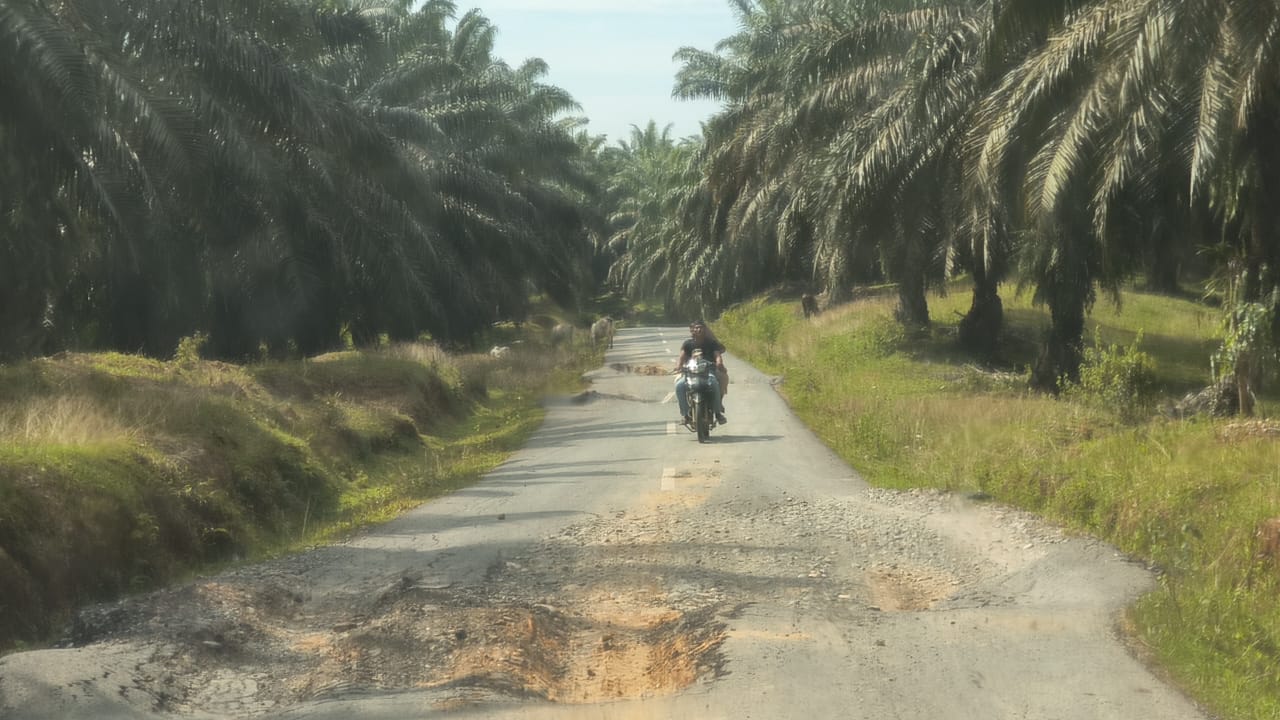 Proyek aspal yang terkesan asal jadi dan diduga tidak sesuai bestek menguras anggaran Rp6,8 miliar sudah rusak kembali setelah setahun rampung.