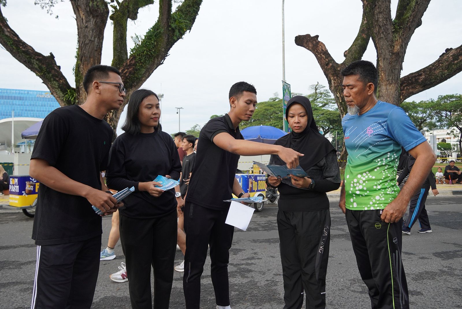 INFORMASI: Personel Imigrasi Medan saat memberikan informasi kepada masyarakat di CFD, Minggu (13/7/2025). (Dok: Imigrasi Medan)
