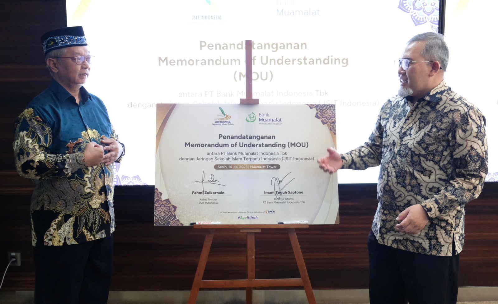 MoU: Dirut Bank Muamalat Imam Teguh Saptono (kanan) berbincang dengan Ketua Umum Pimpinan Pusat JSIT Indonesia, Fahmi Zulkarnain (kiri) usai MoU. (Dok: Bank Muamalat)