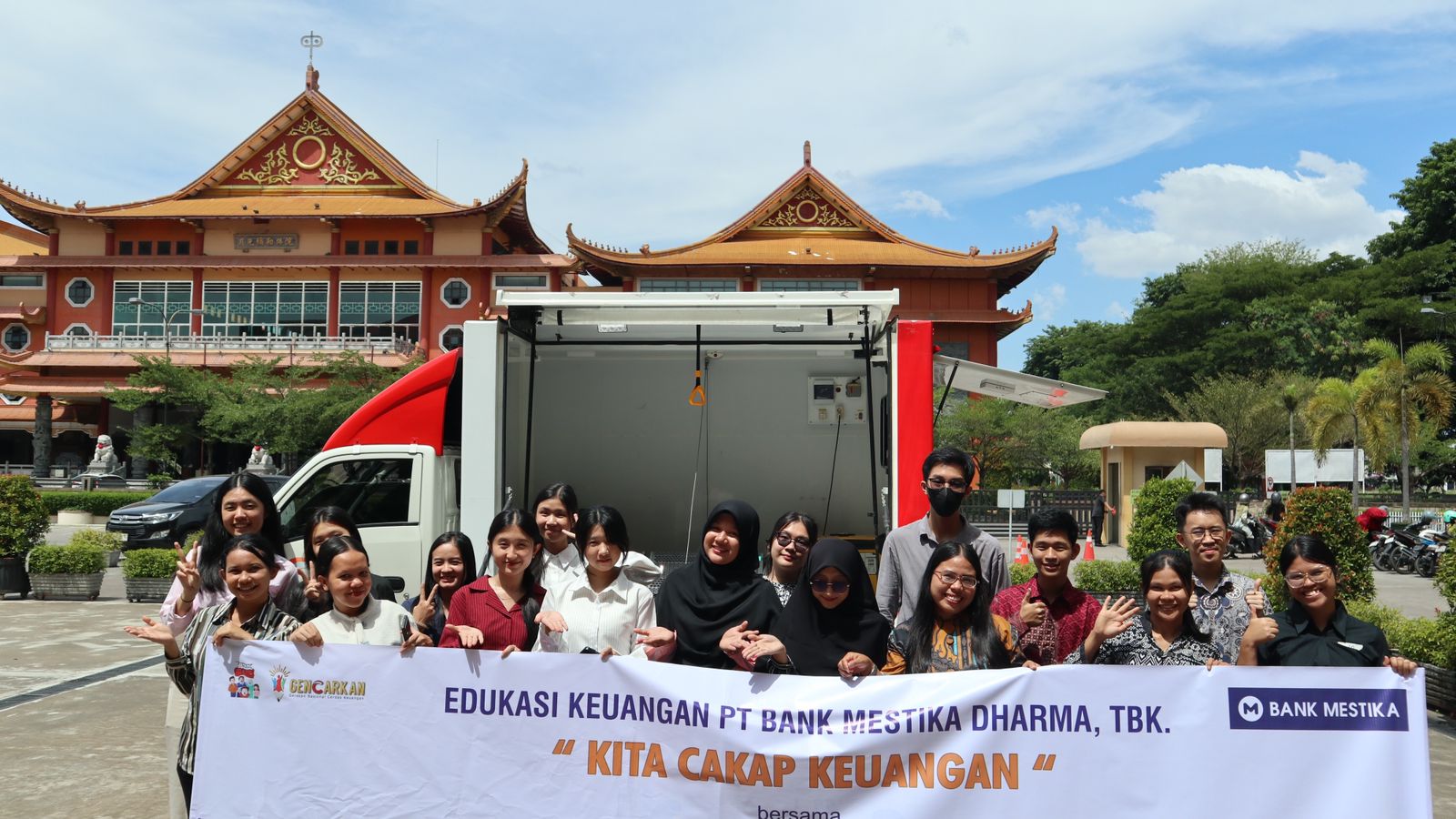 BERSAMA: Bank Mestika bersama guru dan staf Sekolah Maitreyawira Cemara Asri usai pelatihan (training) di Aula Sekolah Maitreyawira Cemara Asri, Deli Serdang, pada Kamis (10/7/2025). (ist)