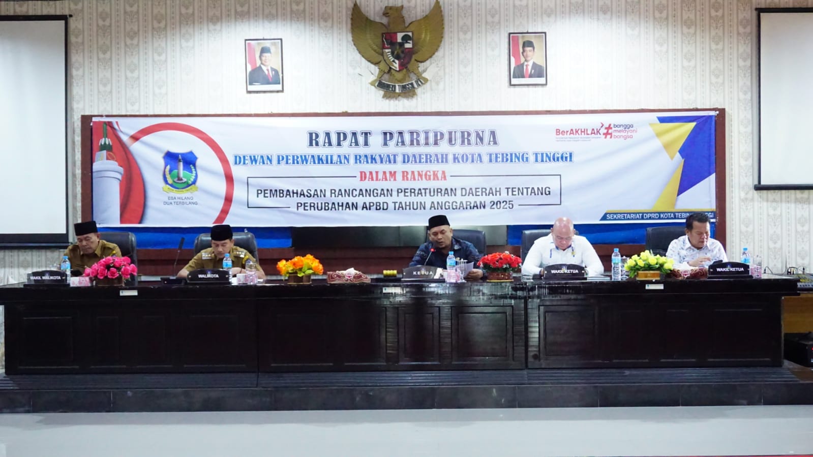 SAMPAIKAN: Wali Kota Tebingtinggi Iman Irdian Saragih ketika menyampaikan nota pengantar dan nota keuangan mengenai Ranperda P-APBD tahun 2025 dihadapan anggota DPRD Kota Tebingtinggi.