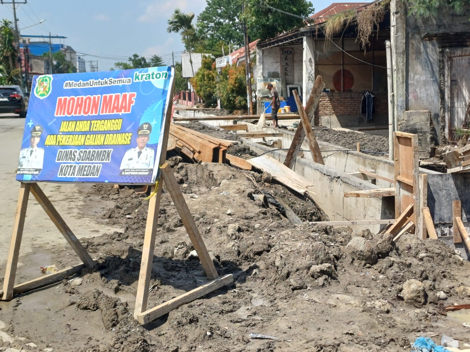 Dinas SDABMBK Kota Medan mengerjakan pembangunan drainase di Jalan Sunggal, Kecamatan Medan Sunggal, Kota Medan.