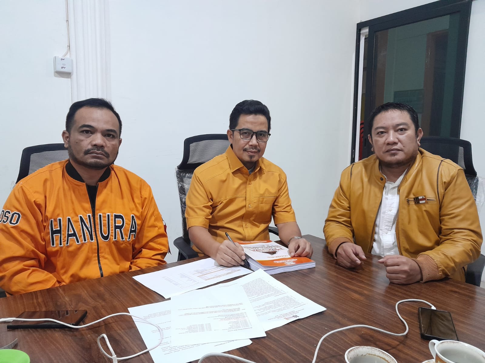 RAPAT: Ketua Panitia Pelaksana Musda IV DPD Partai Hanura, Hamzah Mahmudin Sinaga S.Sos MIP, Ketua Steering Committee Syaiful Amri S.Sos MIP dan Bendahara Musda Nevrada Ginting S usai rapat.