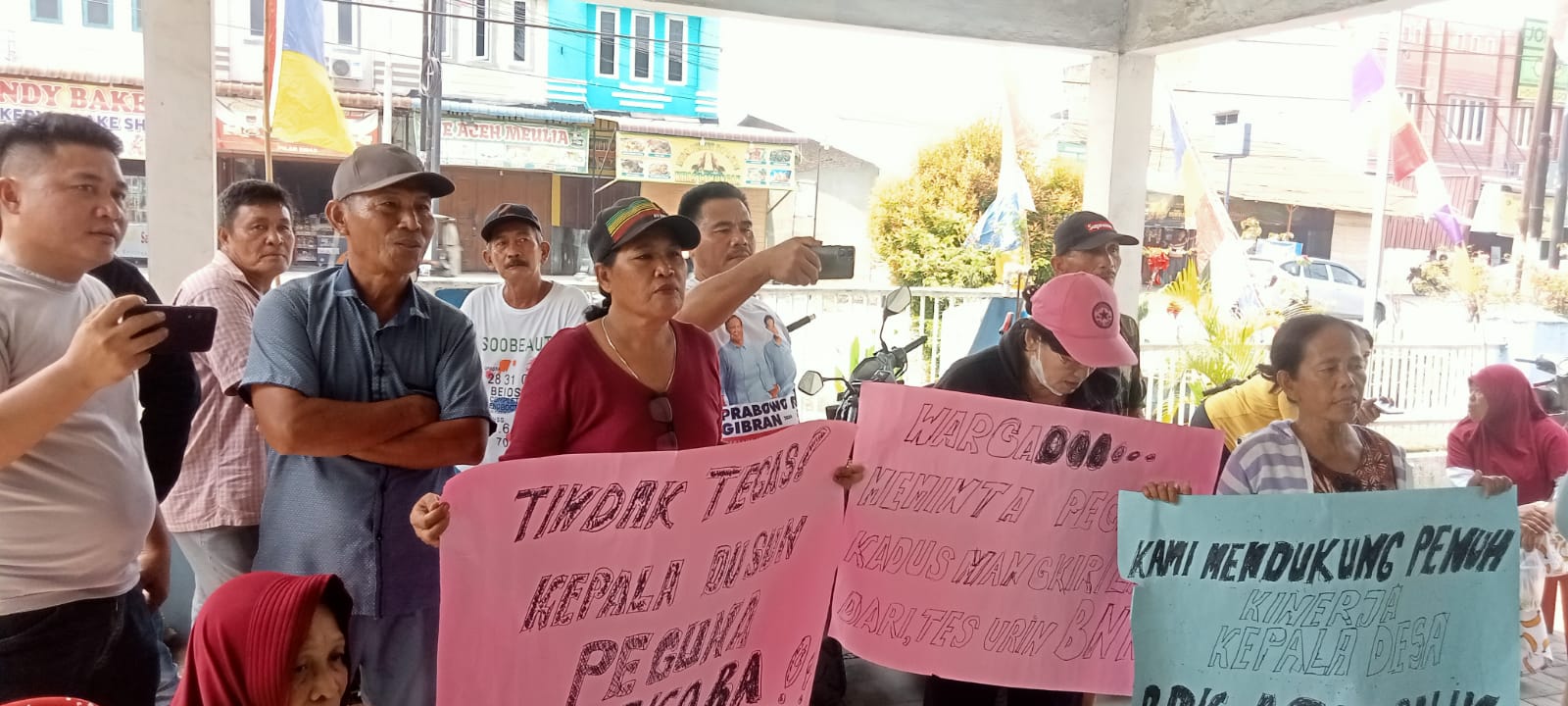 DESAK: Warga Desa Helvetia, Kecamatan Labuhan Deli, Kabupaten Deliserdang mendesak Kepala Desa Helvetia memecat kadus yang terindikasi narkoba.