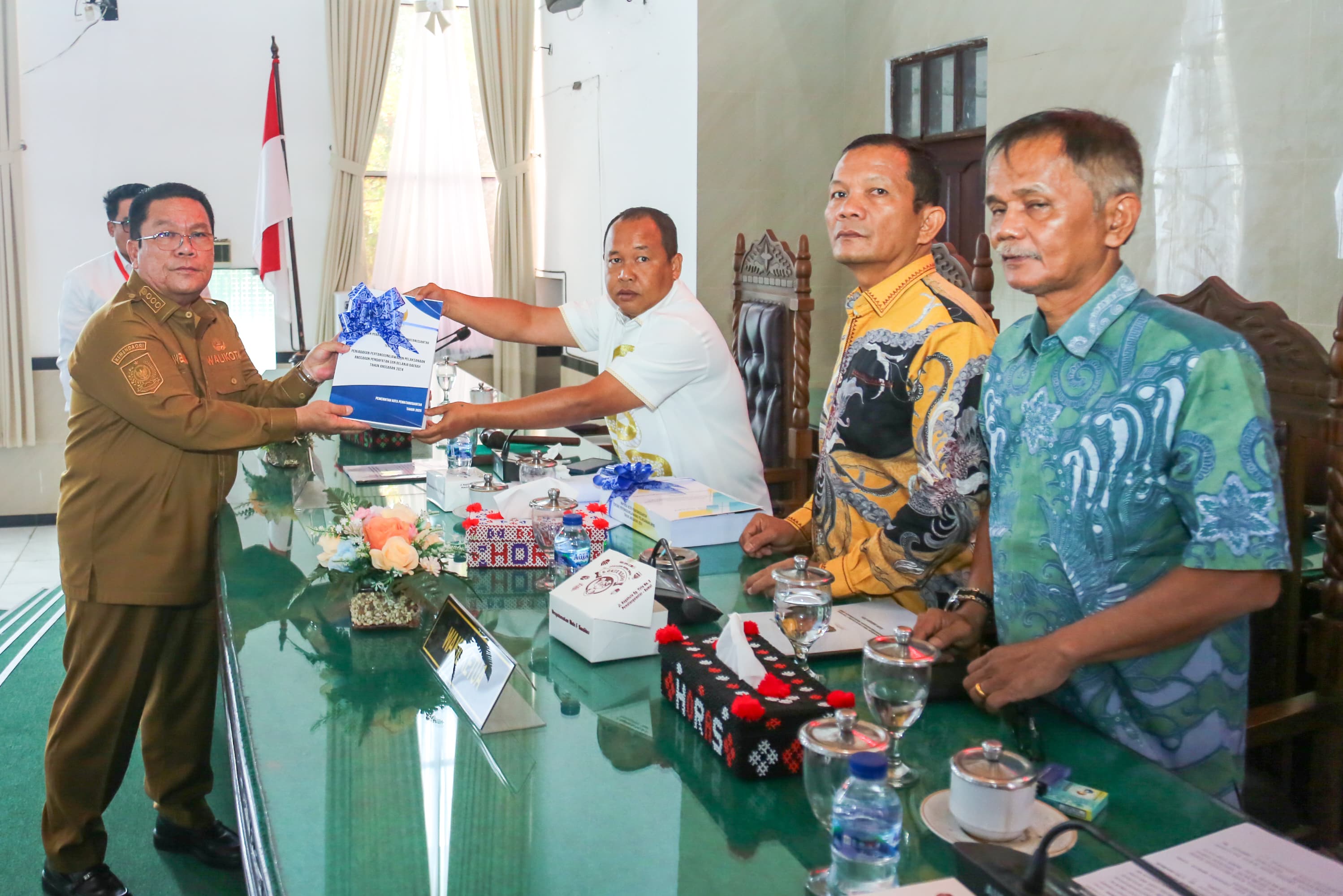 Ketua DPRD Kota Pematangsiantar, Timbul Marganda Lingga SH menyerahkan pokir reses kepada Wali Kota Siantar, Wesly Silalahi.