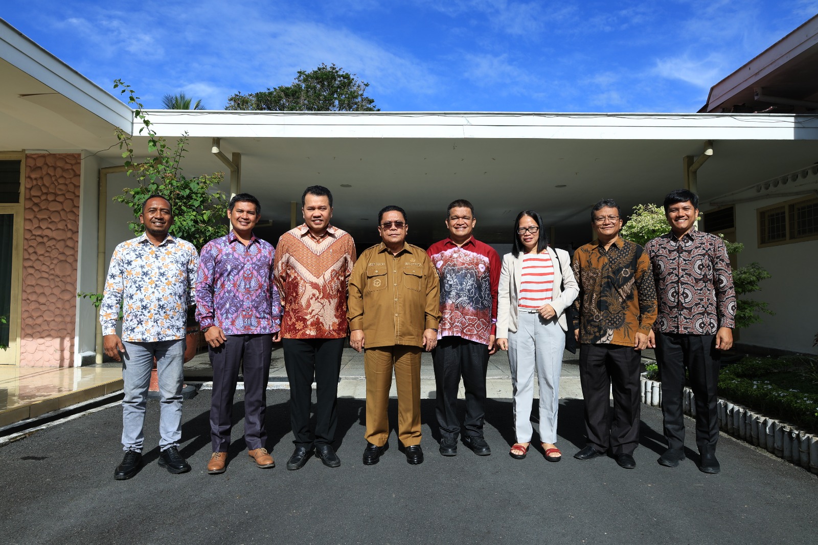 FOTO BERSAMA: Wali Kota Siantar, Wesly Silalahi foto bersama dengan pengurus UEM.