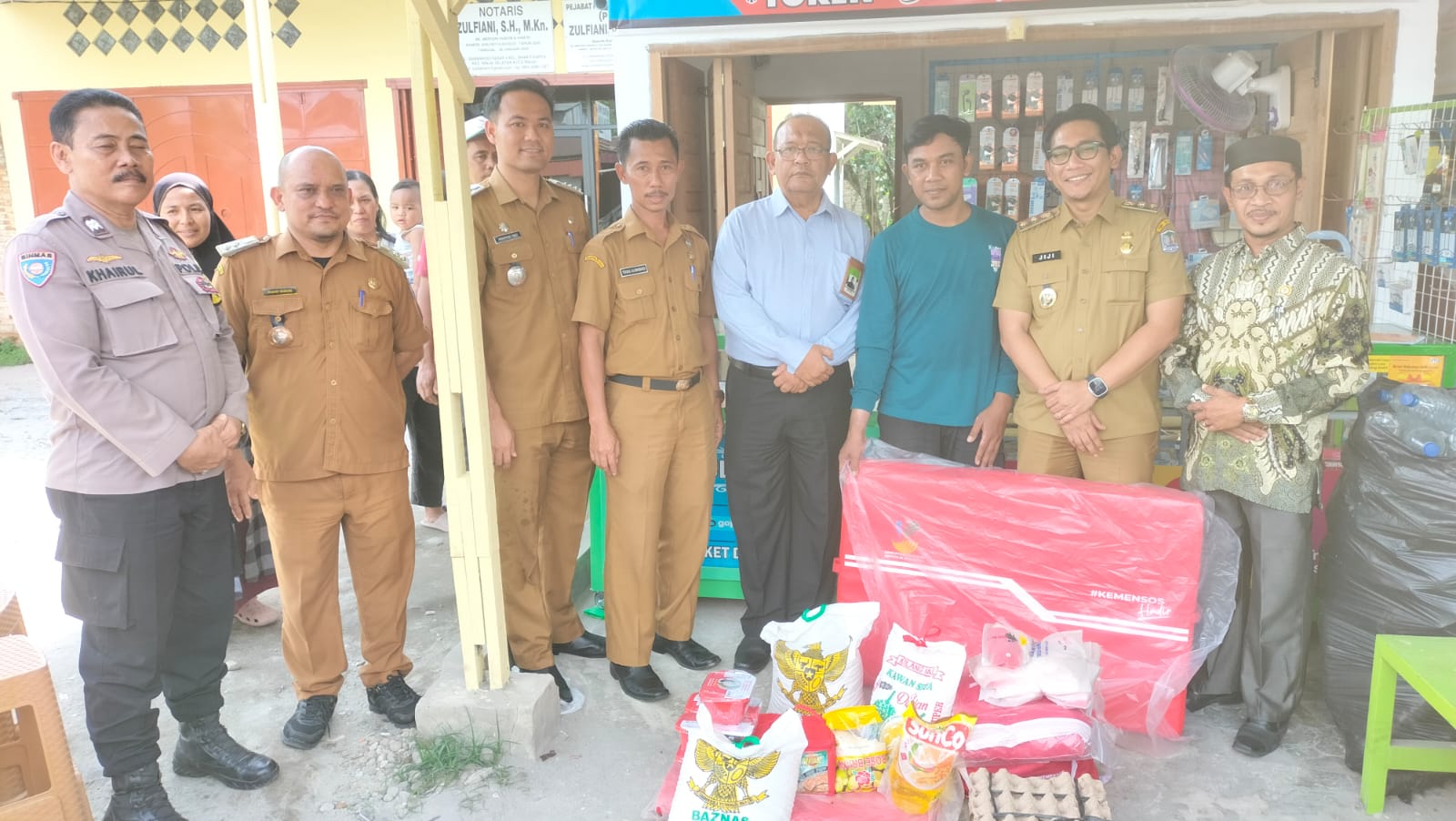 BERSAMA: Wawako Binjai, Hasanul Jihadi (dua dari kanan) foto bersama saat menyerahkan bantuan kepada korban kebakaran di Binjai Selatan.