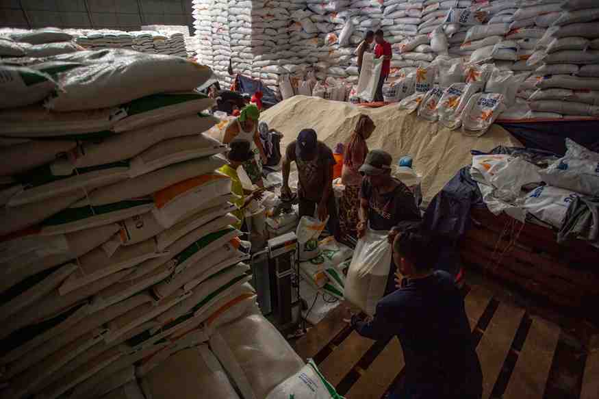 PROSES PENGEMASAN;  Para pekerja melakukan pengemasan beras di Bulog NTB.