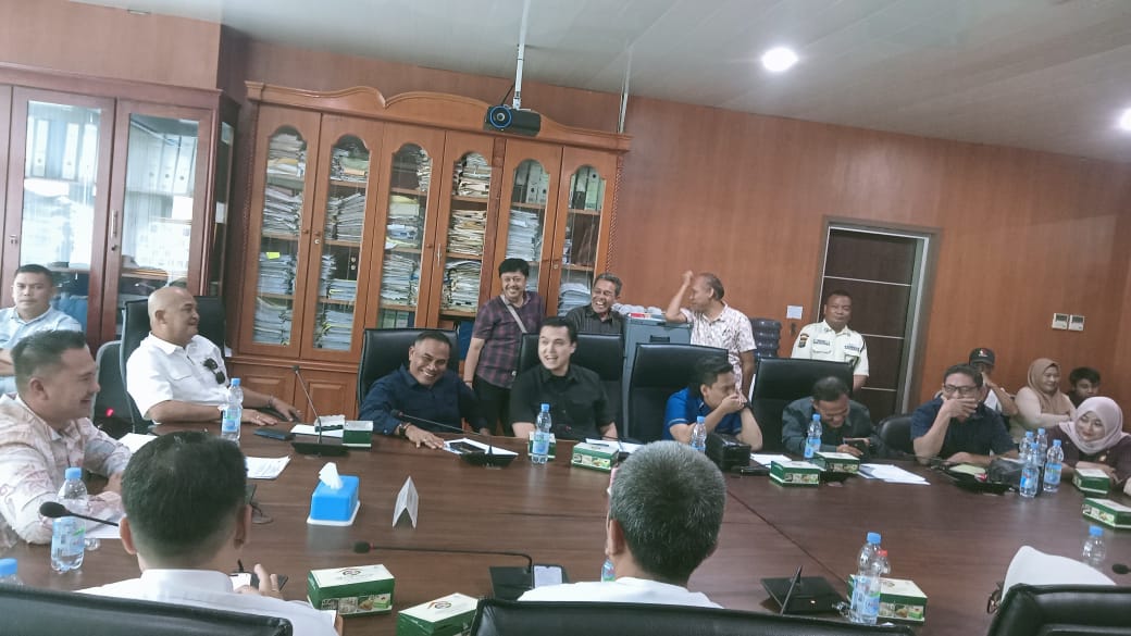 RDP:  Ketua Komisi I DPRD Kota Medan Reza Pahlevi Lubis  memimpin RDP terkait biaya ganti rugi tanah warga yang terkena proyek revitalisasi Danau Siombak.