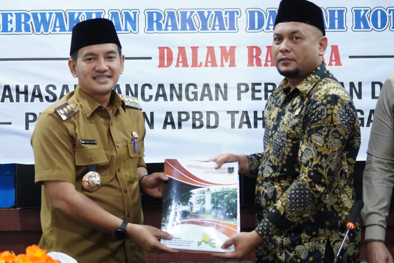 NOTA JAWABAN: Wali Kota Tebingtinggi Iman Irdian Saragih ketika memberikan nota jawaban terkait pembahasan atas pandangan fraksi di DPRD terkait Ranperda P-APBD tahun 2025.