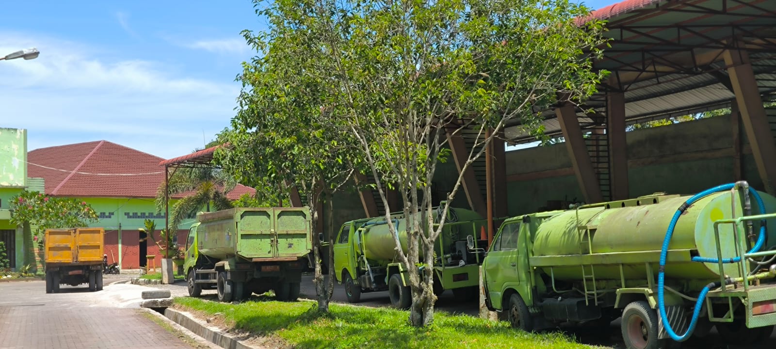 PARKIR: Kendaraan operasional rutin saat parkir di Kantor Dinas Lingkungan Hidup Binjai