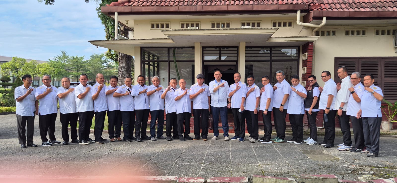 Jajaran manajemen Holding PTPN III (Persero) bersama PTPN IV PalmCo foto bersama para pensiunan PTPN di sela-sela kegiatan silaturahmi. ISTIMEWA/SUMUT POS