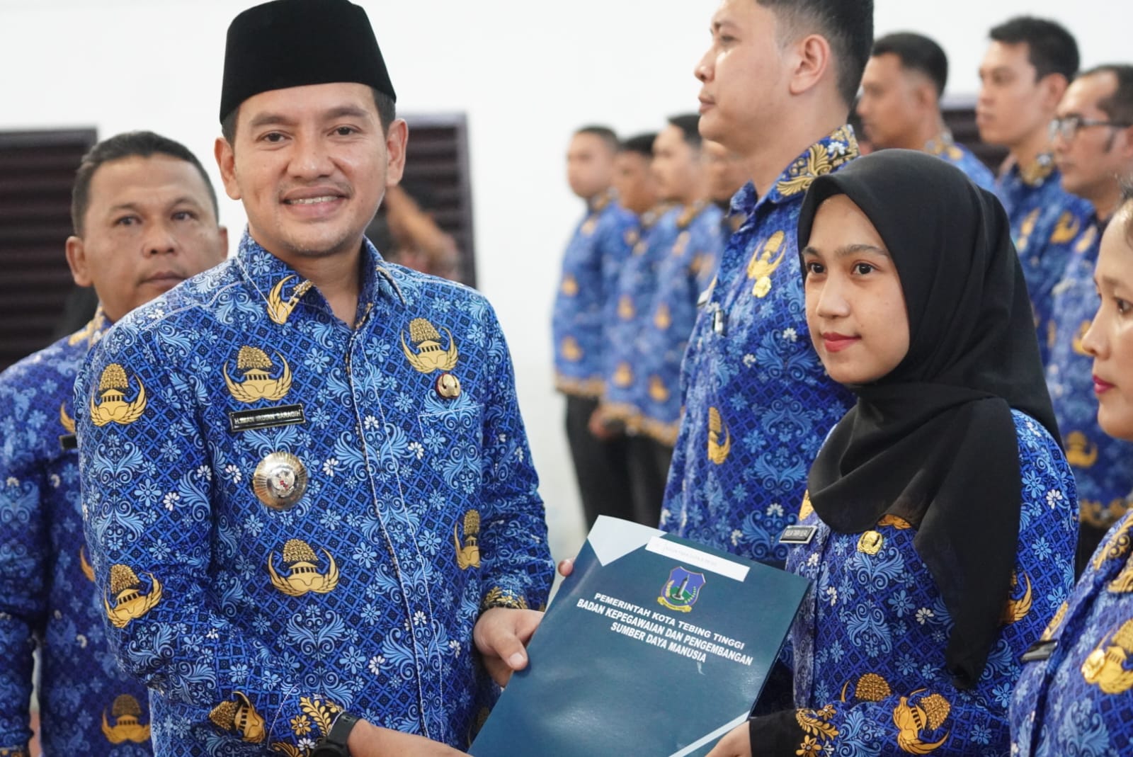 SERAHKAN: Wali Kota Tebingtinggi Iman Irdian Saragih memberikan SK PPPK kepada salah seorang pegawai Kota Tebingtinggi di Gedung Olahraga Asber Nasution Jalan Gunung Lauser Kota Tebingtinggi. ISTIMEWA
