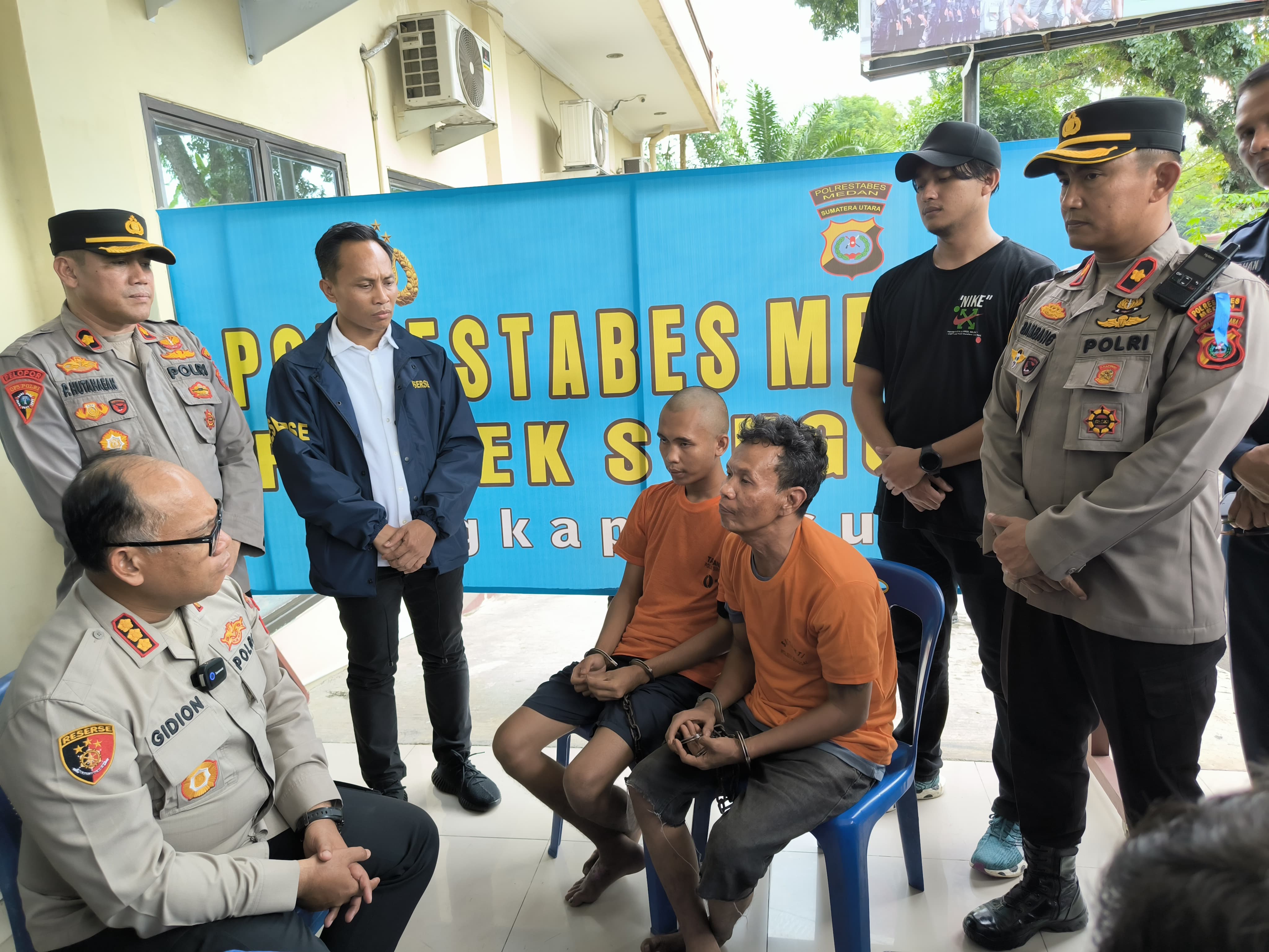 INTEROGASI: Kapolrestabes Medan, Kombes Pol Gidion Arif Setyawan mengintrogasi kedua tersangka kasus pembunuhan di Mapolsek Medan Sunggal, Selasa (15/7) sore.