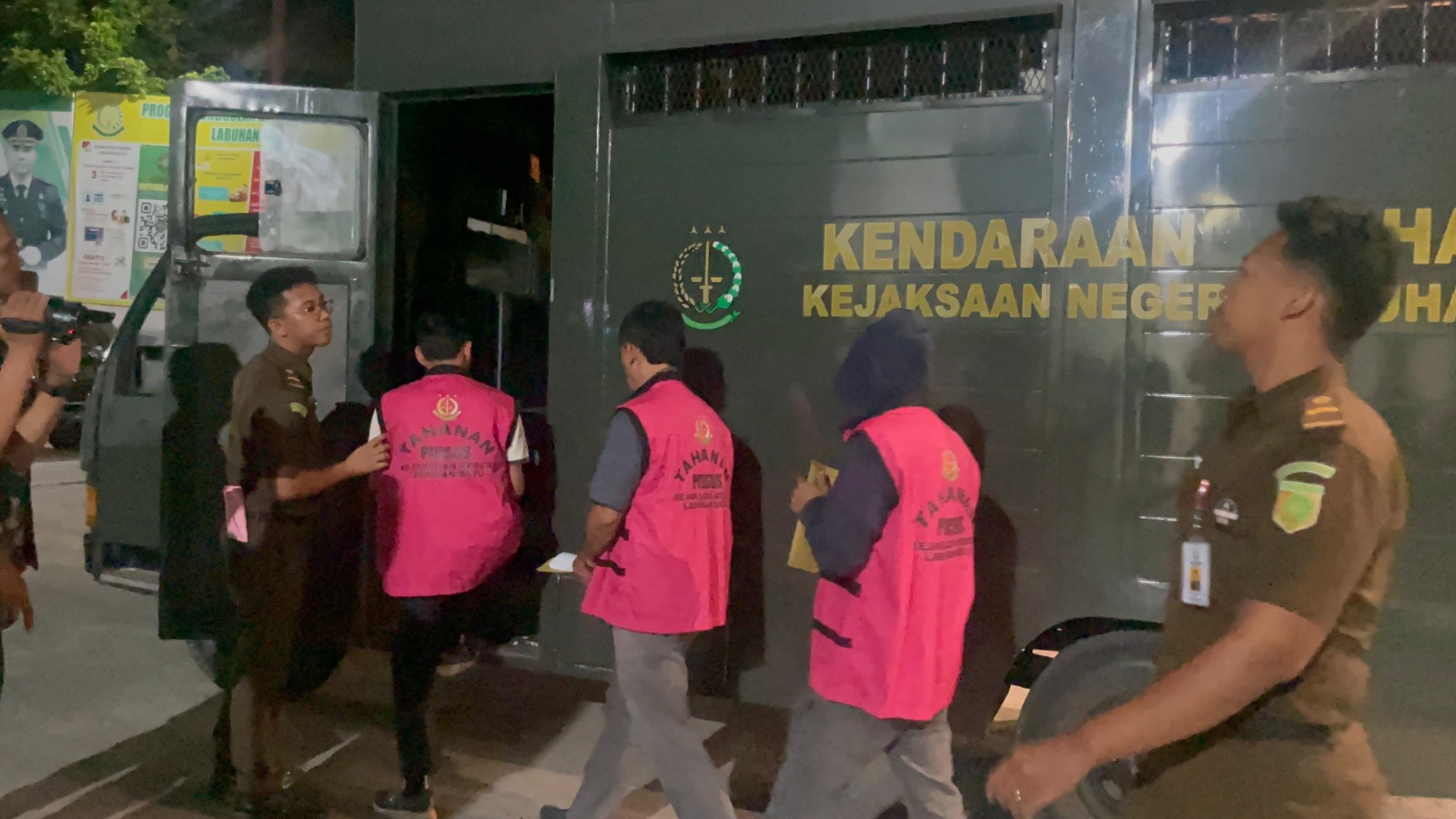 DITAHAN: Tiga tersangka dugaan korupsi pekerjaan Renovasi Gedung Puskesmas Negeri Lama digiring untuk ditahan.