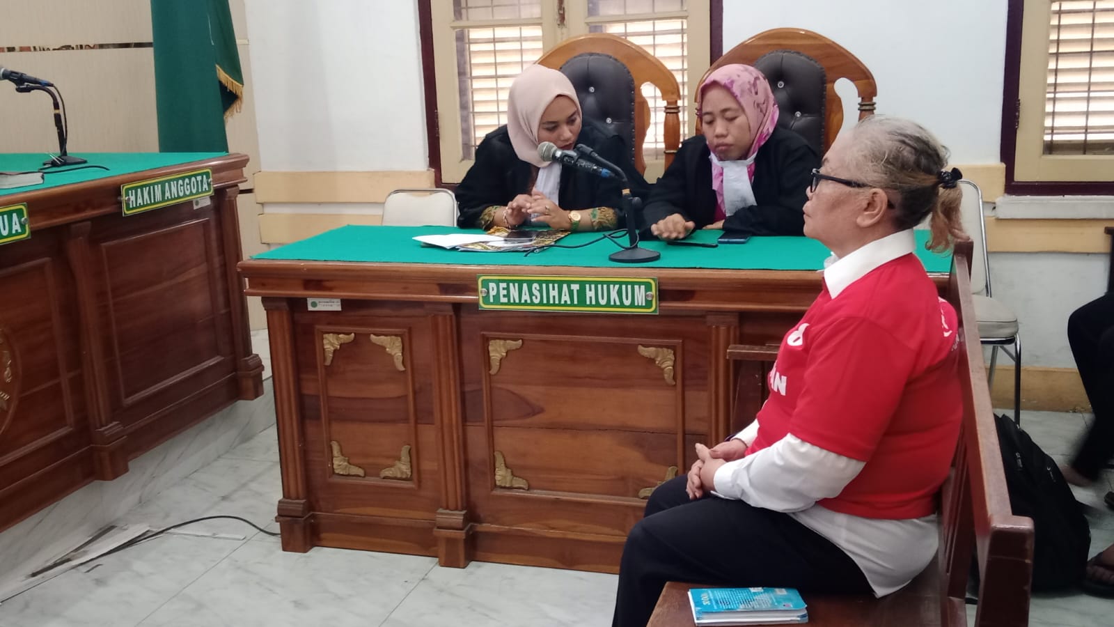 SIDANG PUTUSAN: Tiromsi Sitanggang terdakwa kasus pembunuhan suami, menjalani sidang putusan di PN Medan, Kamis (17/7) sore.