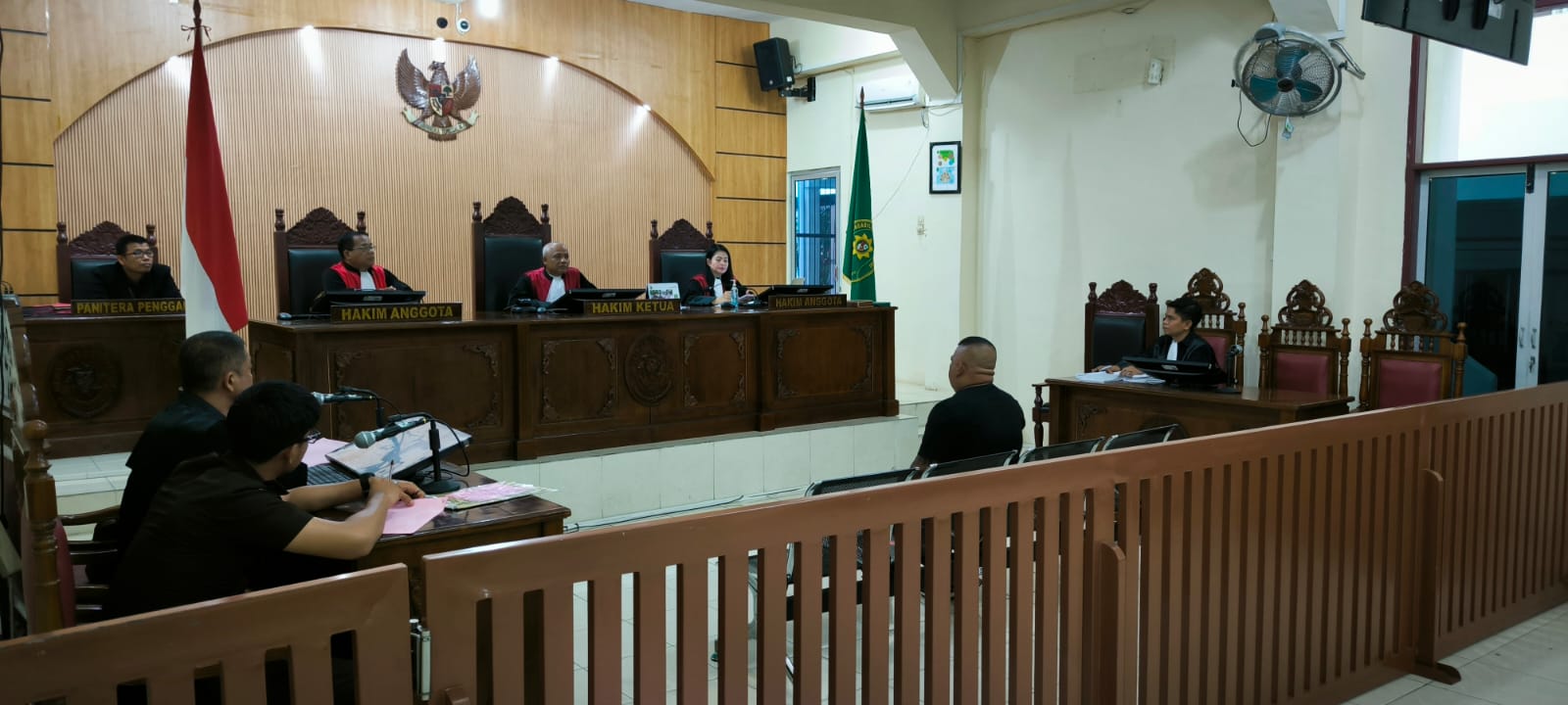 Terdakwa Samsul Tarigan berstatus tahanan kota hingga sekarang ini saat duduk di kursi pesakitan PN Binjai