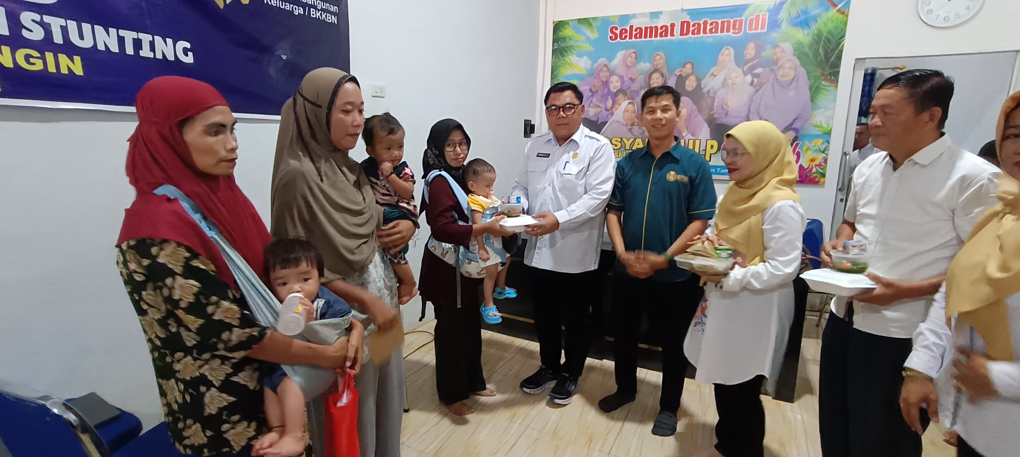BERIKAN: Komitmen Regal Springs Indonesia dan BKKBN Sergai memberikan makanan bergizi kepada balita guna  mendukung pencegahan stunting, Rabu (16/7/2025).