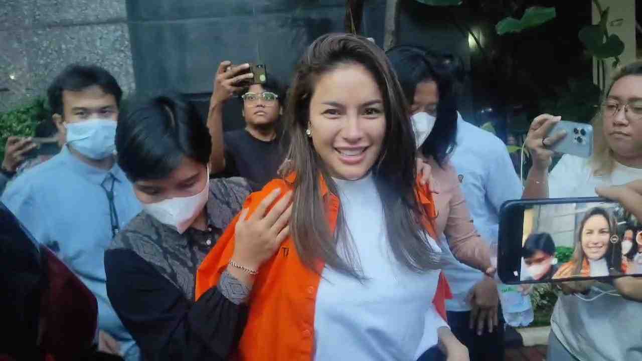 Nikita Mirzani  saat menjalani pemeriksaan atas laporan dokter kecantikan Reza Gladys.