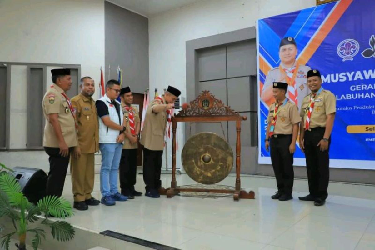 BUKA: Bupati Labura Hendriyanto Sitorus memukul gong sebagai tanda dimulainya musyawarah pramuka.