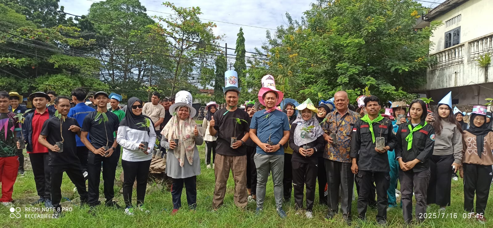 STMIK Triguna Darma  melaksanakan PKKMB dengan kegiatan penanaman bibit pohon di sekitar kampus.