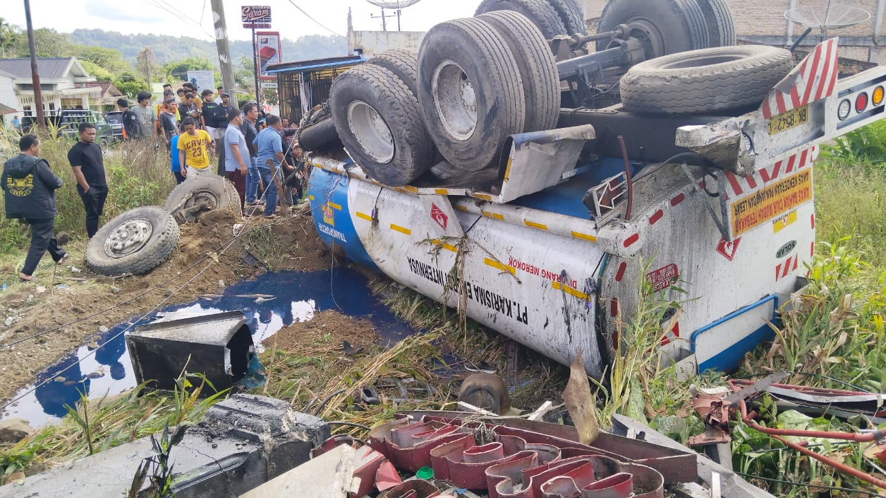 TERBALIK: Mobil tangka bermuatan BBM industri bermerek PT Karisma Energi Internusa terbalik di Sumbul, Dairi, supir meninggal.