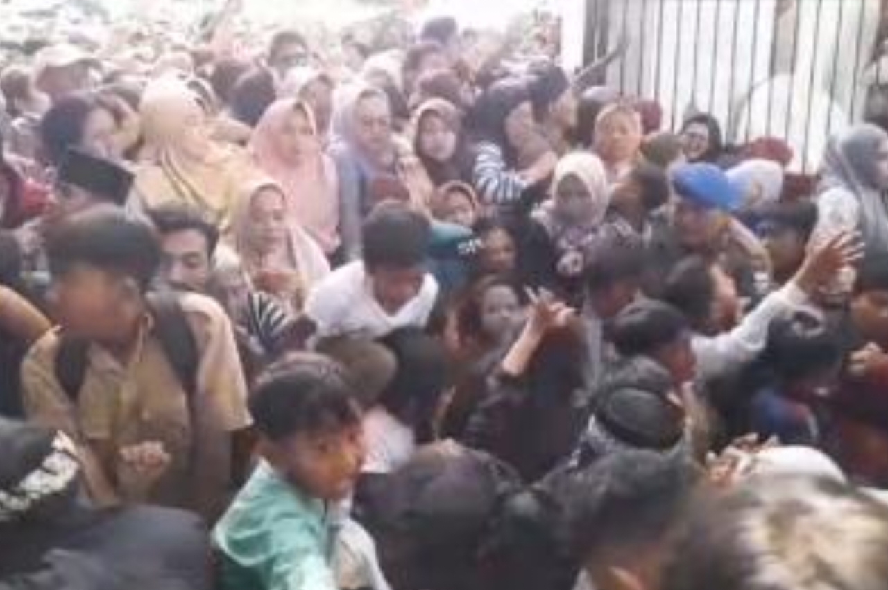 RAMAI: Warga Garut saat ramai saat menghadiri pesta rakyat pernikahan wakil bupati dan anak Dedi Mulyadi. (Dok: istimewa)