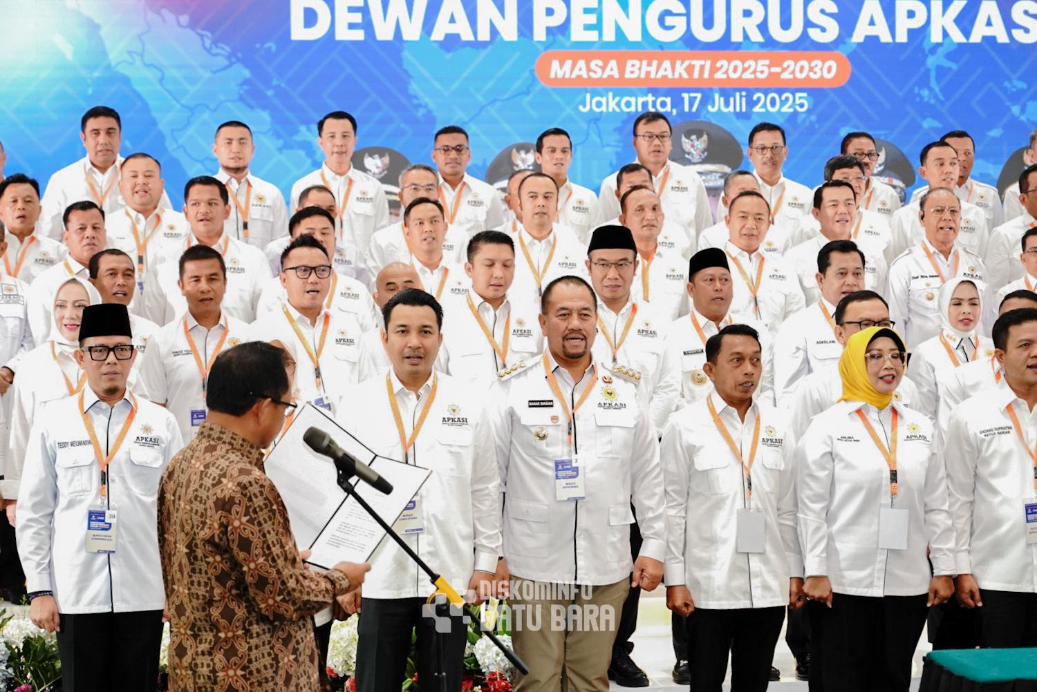 LANTIK: Mendagri Tito Karnavian  melantik jajaran pengurus Asosiasi Pemerintah Kabupaten Seluruh Indonesia (Apkasi) masa bakti 2025-2030, Kamis (17/07/2025).