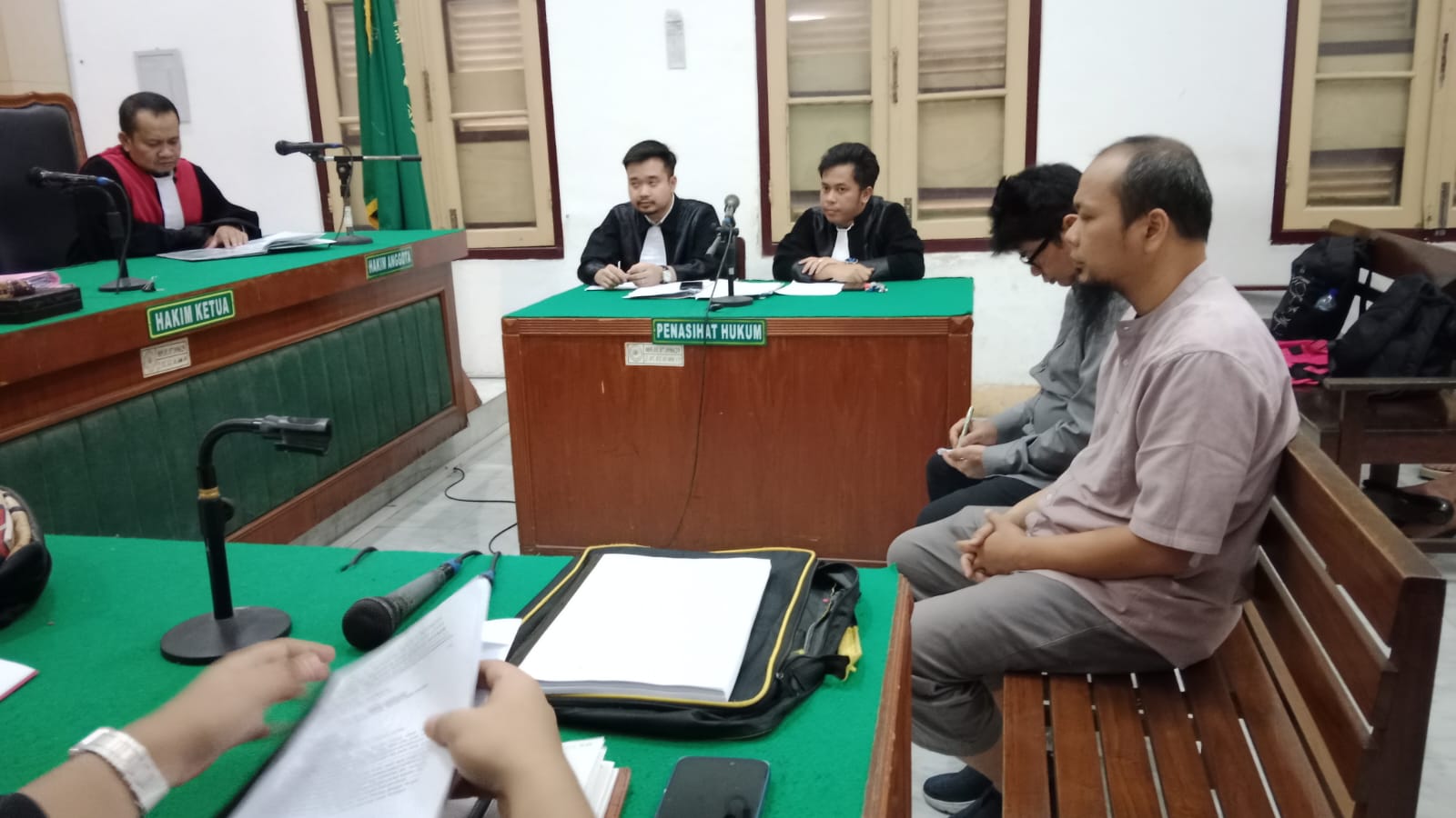 JALANI SIDANG: Kedua terdakwa kasus korupsi pemberian kredit macet di Bank Sumut Sei Rampah, menjalani sidang tuntutan di Pengadilan Tipikor Medan, Jumat (18/7).
