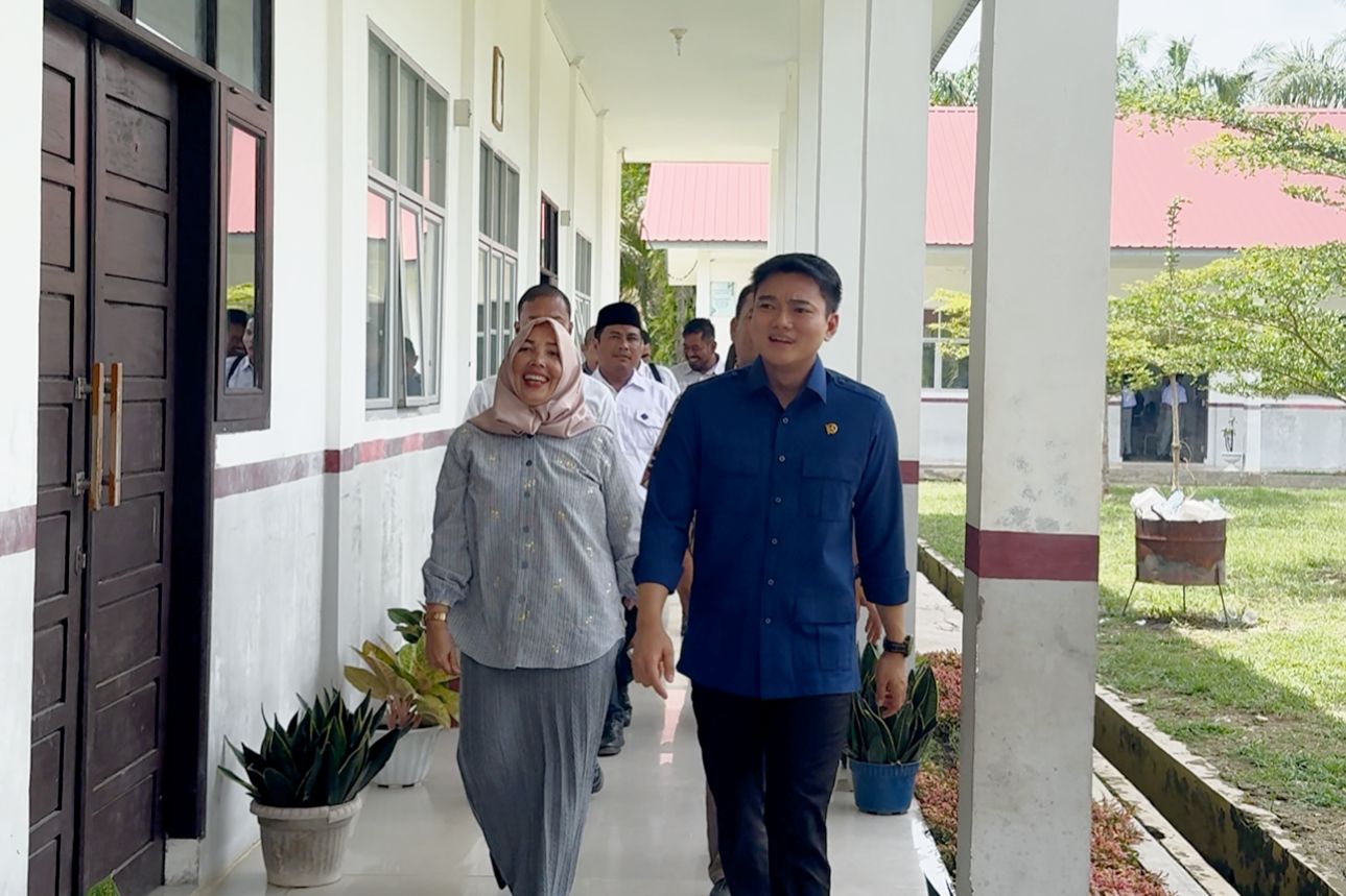 Wakil Ketua DPRD Sumut, Ricky Anthony (kanan) saat melihat proses pembangunan di SMA Negeri 1 Batangserangan.