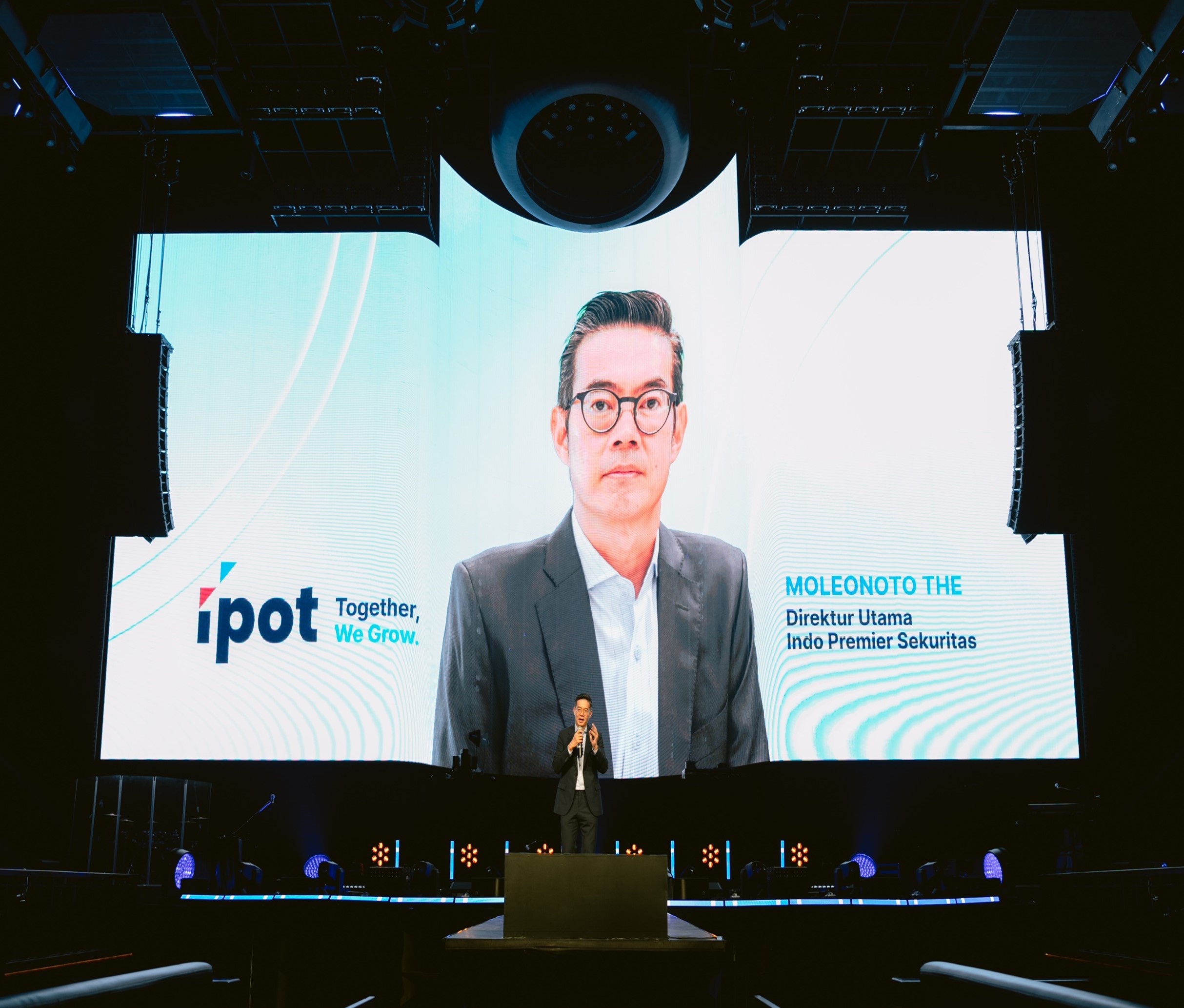 Direktur Utama Indo Premier Sekuritas, Moleonoto The mengumumkan transformasi dari platform jual bel produk investasi menjadi platform Wealth Creation Pertama di Indonesia, Kamis (17/7/2025).