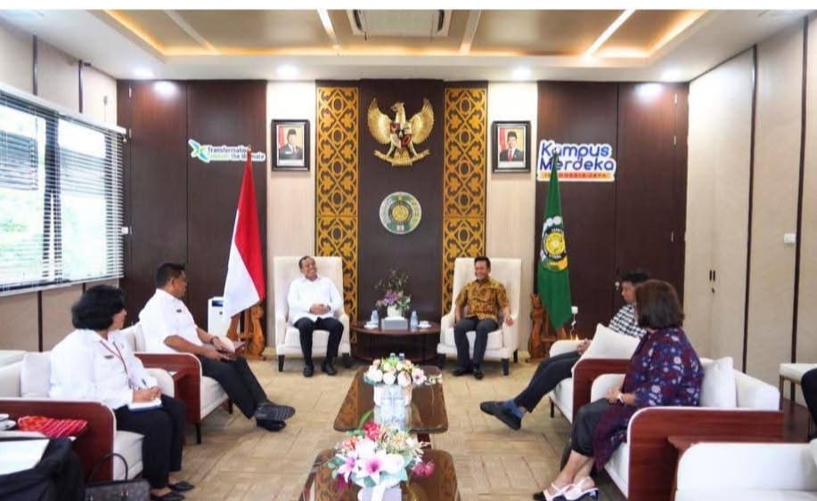 AUDENSI: Bupati Karo saat audensi dengan Rektor USU.