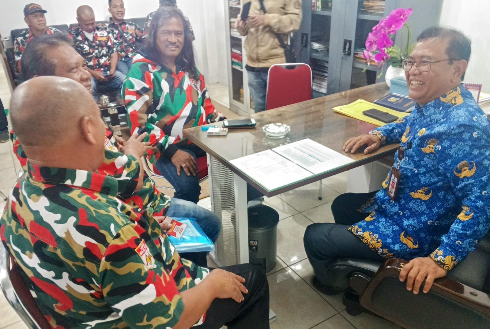 SERAHKAN: Laskar Merah Putih (LMP) Kabupaten Karo menyerahkan SK kepengurusan dan kelengkapan berkas administrasi organisasi ke Kebangpol Karo.