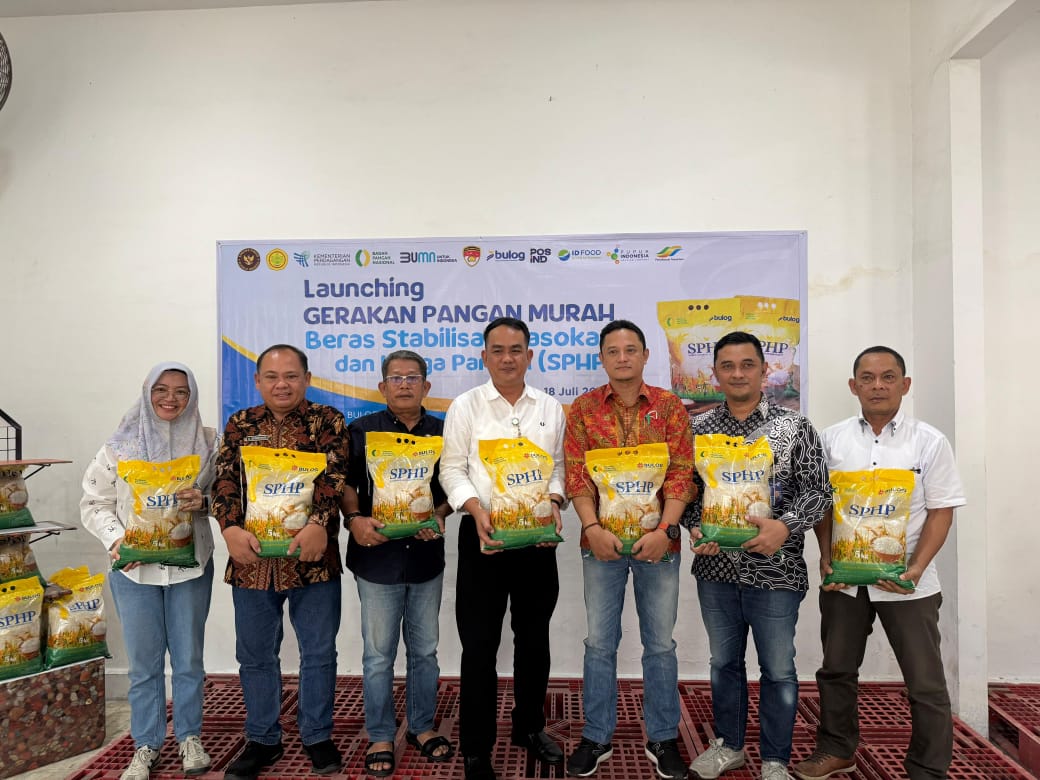 BERSAMA: Pinwil Perum Bulog Sumut, Budi Cahyanto bersama Executive Vice President (EVP) PT Pos Indonesia Regional I Sumatera, Kepala Dinas Ketapang TPH Sumut,