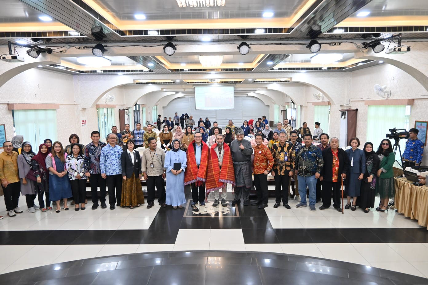 DISKUSI PAKAR: Peserta diskusi pakar bersama Prof Dr Mukhamad Najib STP MM dan Dr Ir HM Budi Djatmiko MSi MEI di STIKes Mitra Husada Medan.