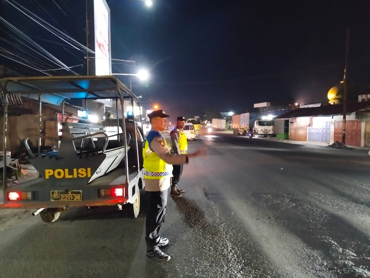 PATROLI: Jajaran Personel tiga Polsek Rambutan, Tebingtinggi dan Polsek Padang Hulu Polres Tebingtinggi melakukan patroli blue light